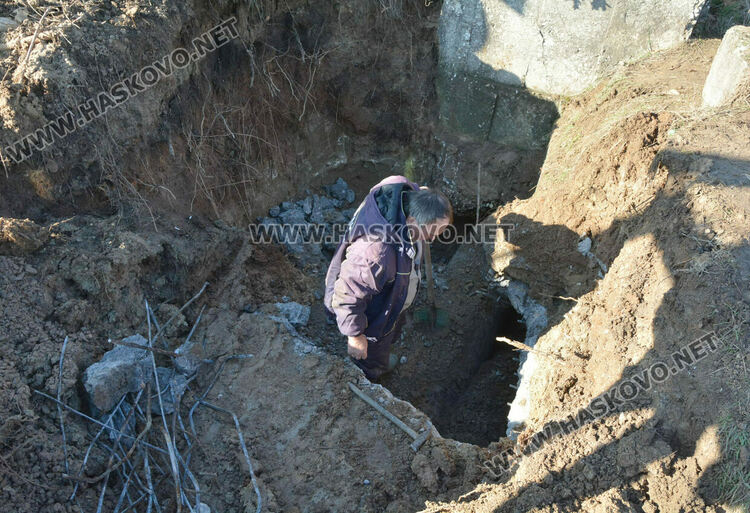 Втори ден продължава отстраняването на аварията на главен водопровод в Хасково