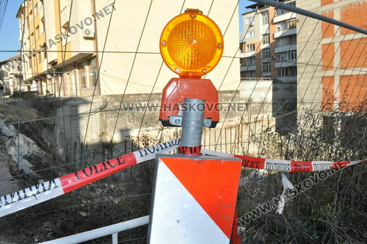 Започна укрепване на пропадналия изкоп в „Бадема“