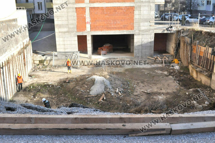 Започна укрепване на пропадналия изкоп в „Бадема“