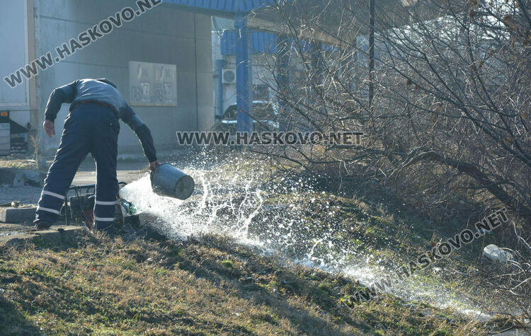Втори ден продължава отстраняването на аварията на главен водопровод в Хасково