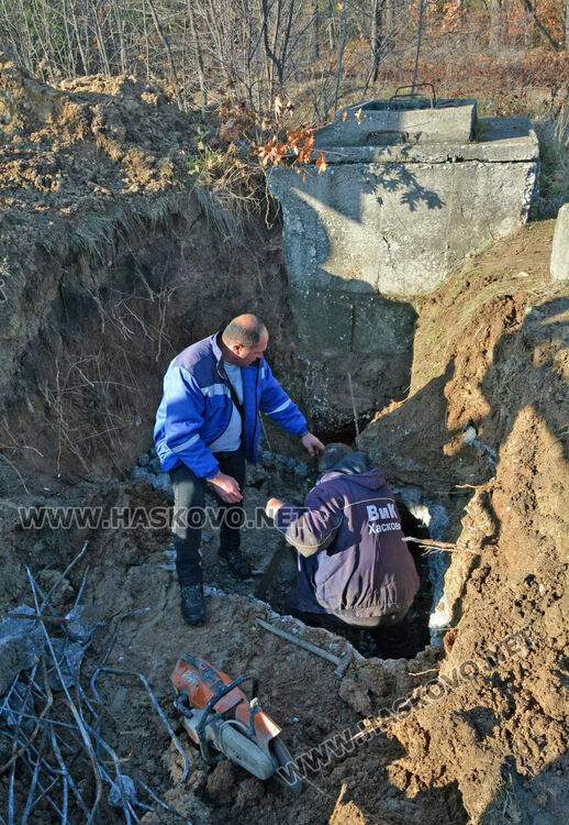 Втори ден продължава отстраняването на аварията на главен водопровод в Хасково