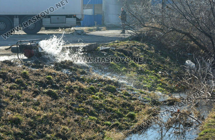 Втори ден продължава отстраняването на аварията на главен водопровод в Хасково