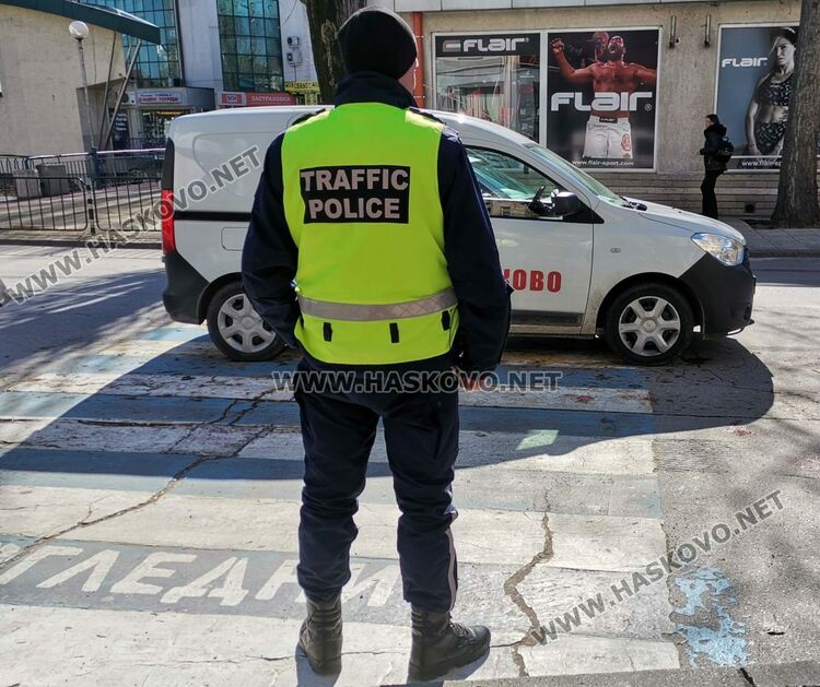 Товарен автомобил блъсна пешеходка в Хасково