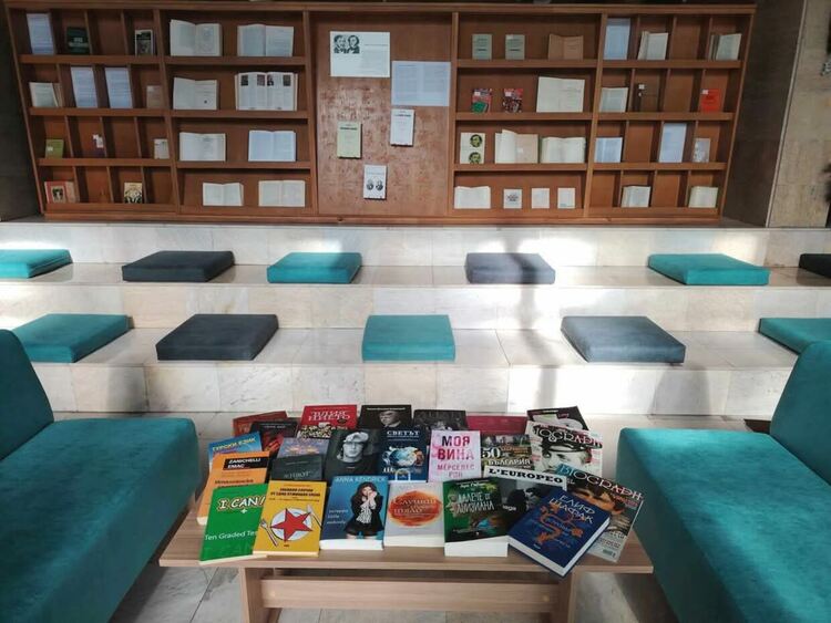 Регионална библиотека „Николай Вранчев“ в Смолян с първо дарение за 2025 г. от Марта Дяволова