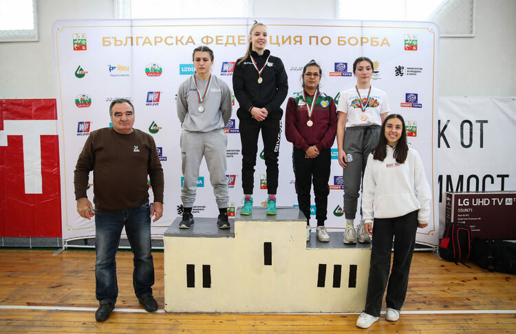 Весела Бръмчева е вицешампионка на държавното по борба