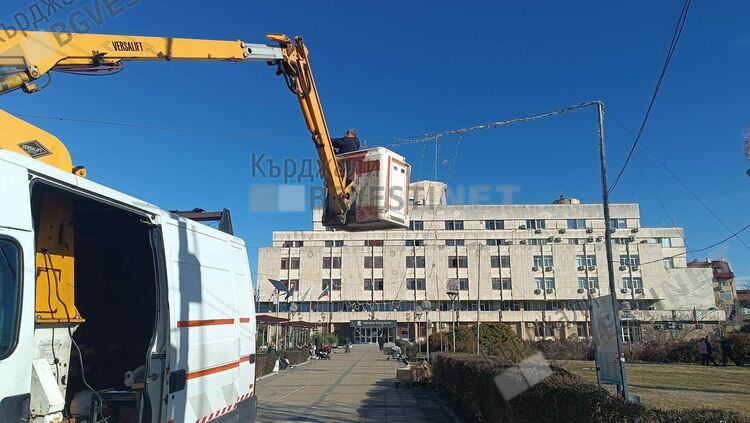 Започна демонтирането на Коледната украса в Кърджали, градът влиза в следпразничното си ежедневие