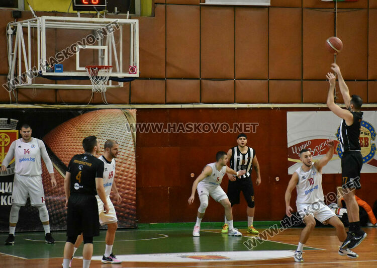 Баскетболният „Хасково“ взе дербито с „Локомотив“