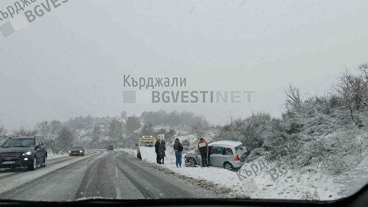 Кола аварира в снега при Черна скала
