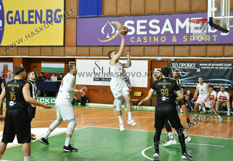 Баскетболният „Хасково“ взе дербито с „Локомотив“
