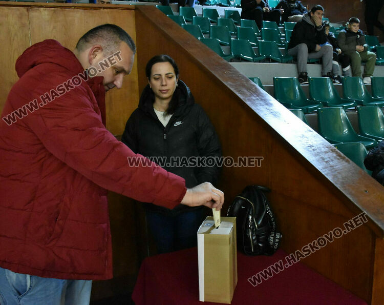 Баскетболният „Хасково“ взе дербито с „Локомотив“