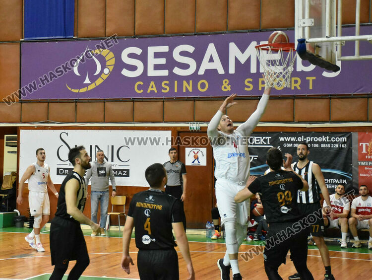 Баскетболният „Хасково“ взе дербито с „Локомотив“