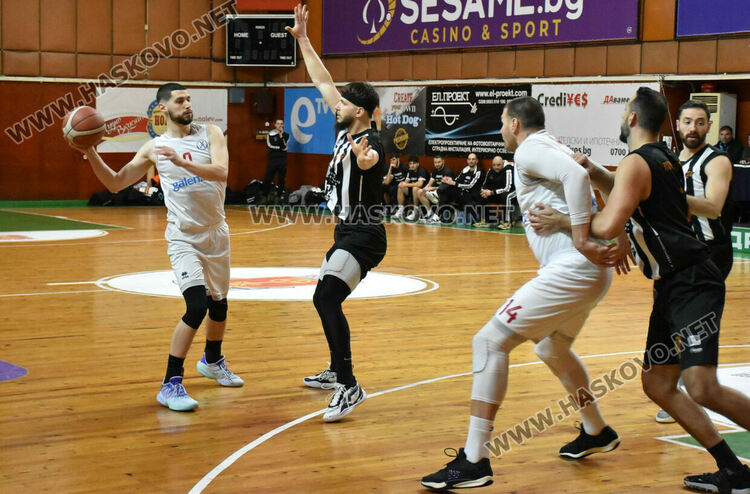 Баскетболният „Хасково“ взе дербито с „Локомотив“