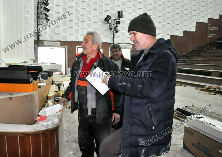 Читалище „Заря“ ще има ново сценично осветление и озвучаване, обособяват втора камерна зала