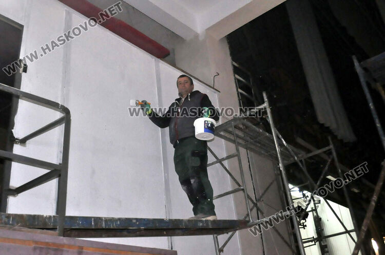 Читалище „Заря“ ще има ново сценично осветление и озвучаване, обособяват втора камерна зала