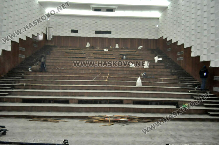 Читалище „Заря“ ще има ново сценично осветление и озвучаване, обособяват втора камерна зала