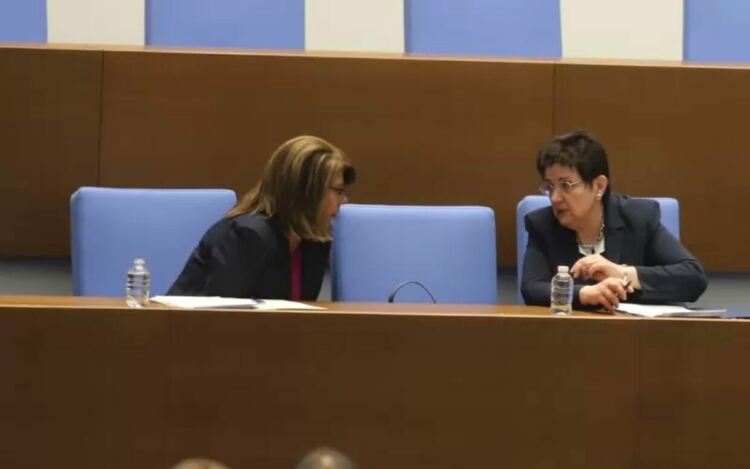 Служебните министри на регионалното развитие и на финансите Виолета Коритарова и Людмила Петкова. На Коритарова й се наложи да обяснява на кметовете, че разплащането на инвестиционната програма е необратимо.