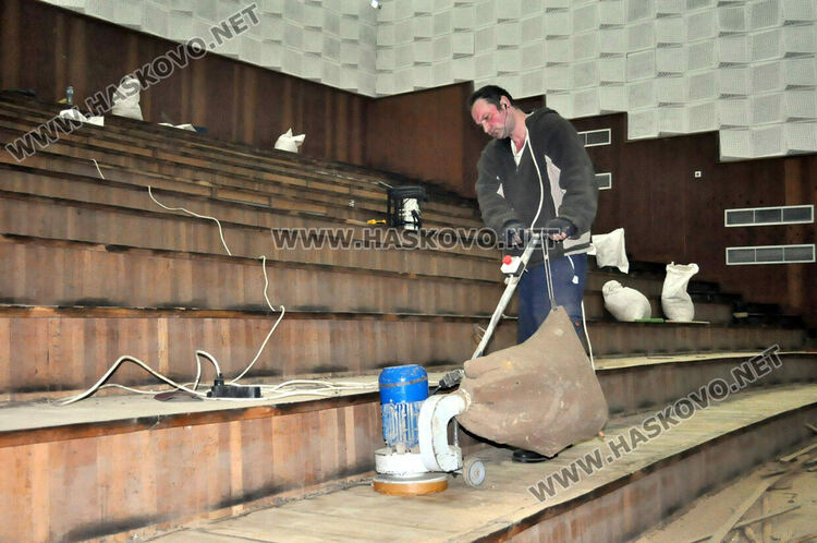 Читалище „Заря“ ще има ново сценично осветление и озвучаване, обособяват втора камерна зала