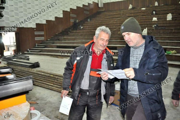 Читалище „Заря“ ще има ново сценично осветление и озвучаване, обособяват втора камерна зала