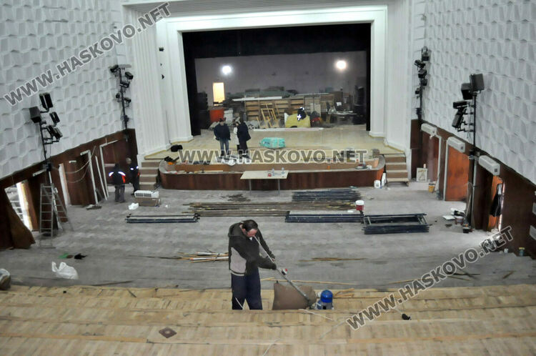 Читалище „Заря“ ще има ново сценично осветление и озвучаване, обособяват втора камерна зала