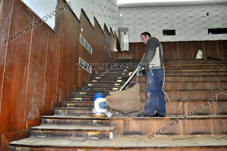 Читалище „Заря“ ще има ново сценично осветление и озвучаване, обособяват втора камерна зала