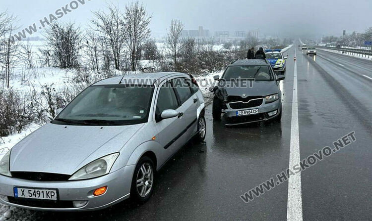 Шофор блъсна спряла кола, не я видял заради изпотено предно стъкло