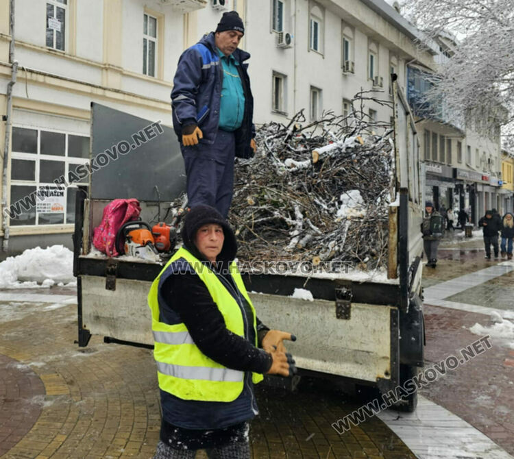 Почистиха центъра на Хасково от сняг и паднали клони