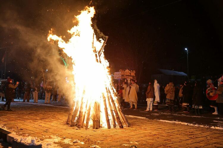 Лумнаха огньовете на Сурва в Пернишко