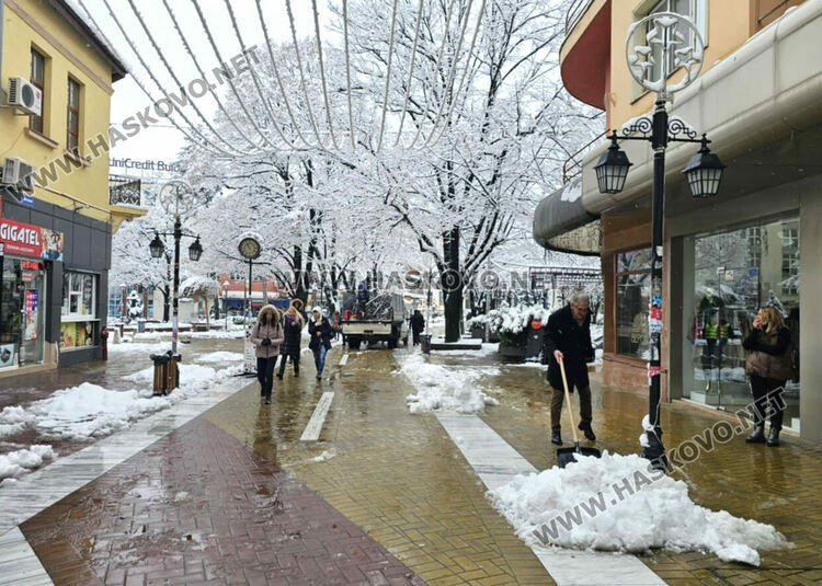 Почистиха центъра на Хасково от сняг и паднали клони