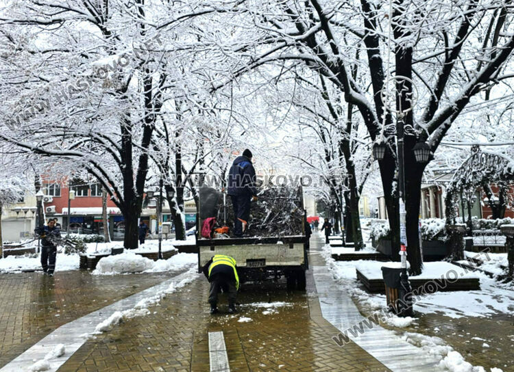 Почистиха центъра на Хасково от сняг и паднали клони