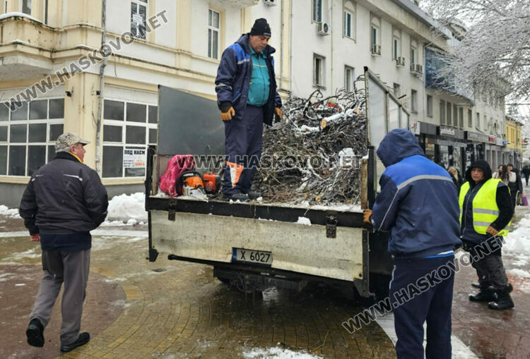 Почистиха центъра на Хасково от сняг и паднали клони