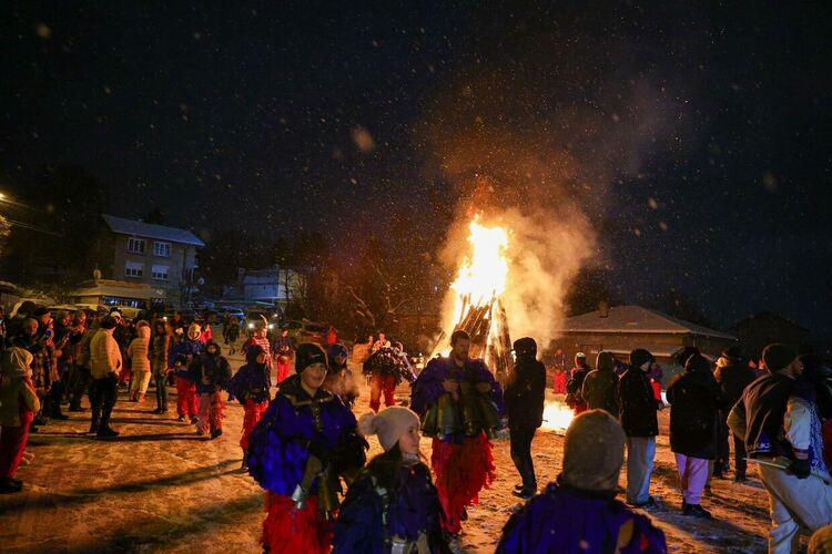 Лумнаха огньовете на Сурва в Пернишко