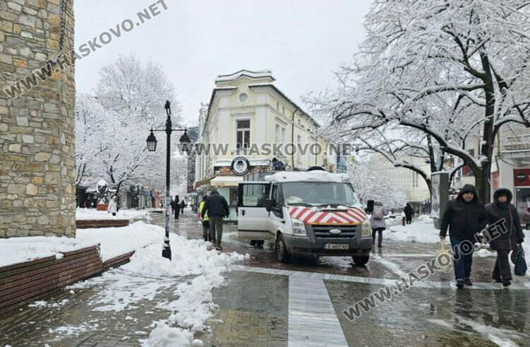 Почистиха центъра на Хасково от сняг и паднали клони