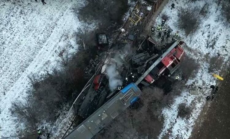 Два товарни влака се удариха челно край София, има жертви и ранени