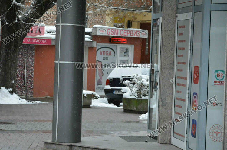 Въоръжен грабеж в офис за бързи кредити в центъра на Хасково, издирват нападателя