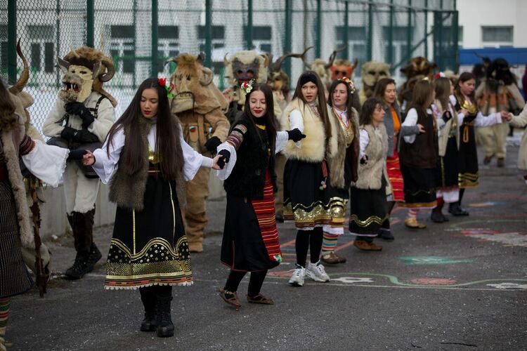 Пъстра и шумна е по традиция Сурвата в Ярджиловци