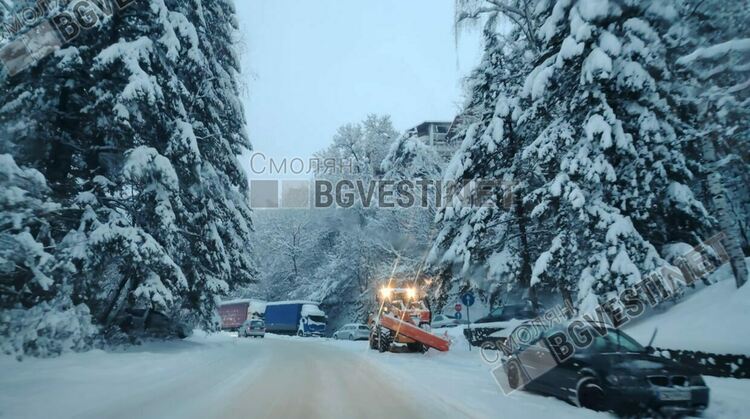Затвориха всички проходи в Смолянско за МПС с ремаркета и полуремаркета