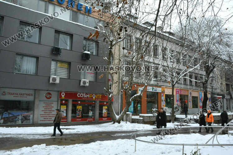 Въоръжен грабеж в офис за бързи кредити в центъра на Хасково, издирват нападателя