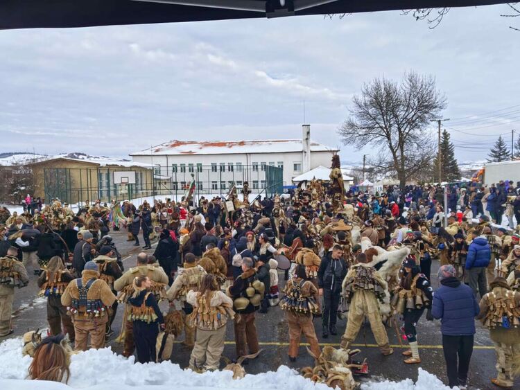 Пъстра и шумна е по традиция Сурвата в Ярджиловци