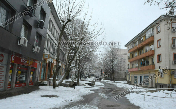 Въоръжен грабеж в офис за бързи кредити в центъра на Хасково, издирват нападателя