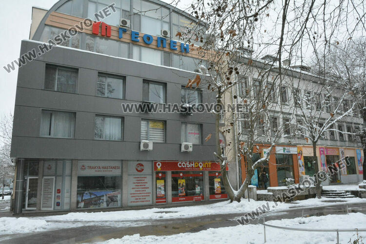 Въоръжен грабеж в офис за бързи кредити в центъра на Хасково, издирват нападателя