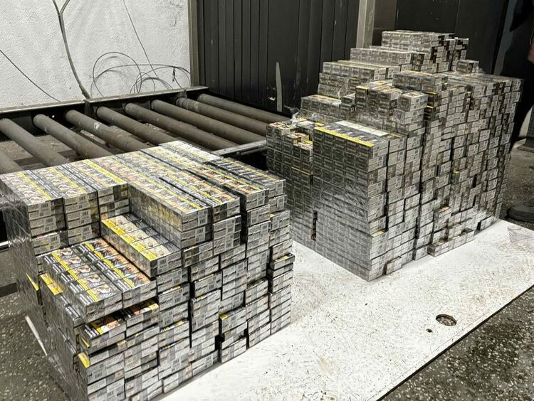 Откриха 386 200 цигари във врати, превозвани в тир