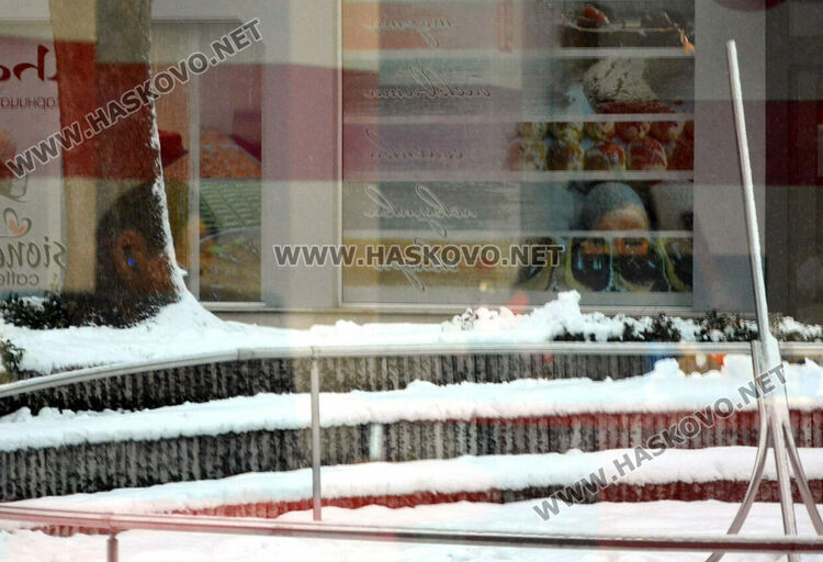 Въоръжен грабеж в офис за бързи кредити в центъра на Хасково, издирват нападателя