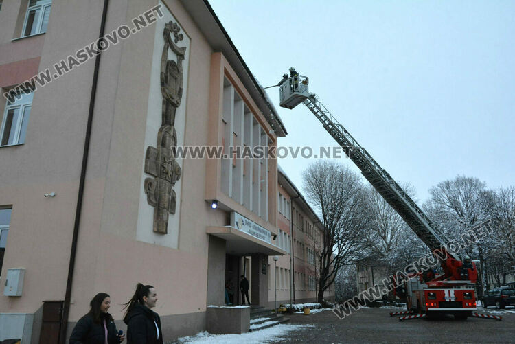 Пожарникари почистиха надвиснал сняг над входа на ПМГ–Хасково