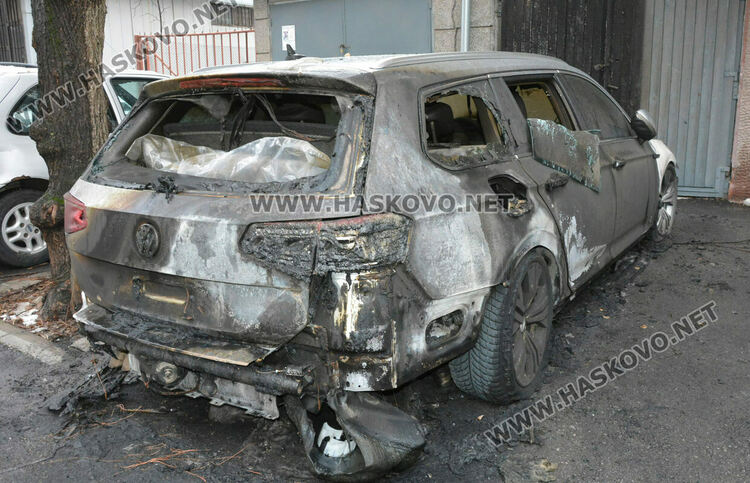 Кола изгоря среднощ в центъра на Хасково, пламна вратата на гараж