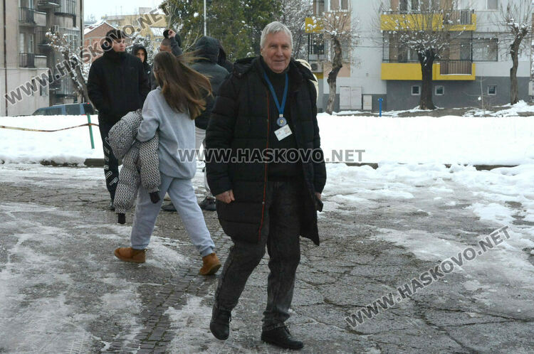 Пожарникари почистиха надвиснал сняг над входа на ПМГ–Хасково