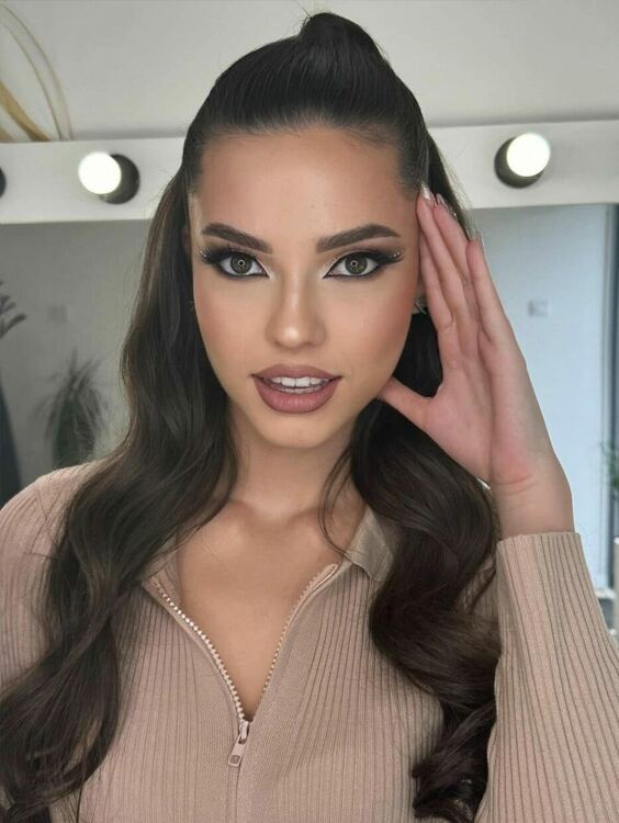 19-годишната Симона Петрова е новата „Мис България“