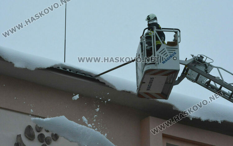 Пожарникари почистиха надвиснал сняг над входа на ПМГ–Хасково