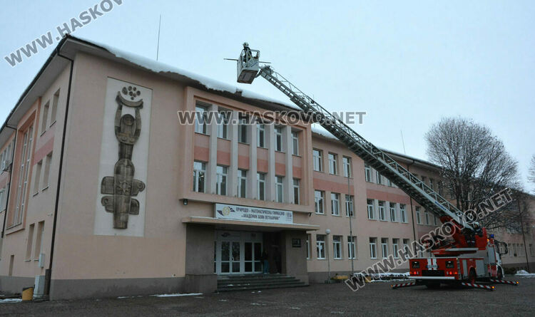 Пожарникари почистиха надвиснал сняг над входа на ПМГ–Хасково