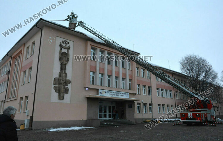 Пожарникари почистиха надвиснал сняг над входа на ПМГ–Хасково