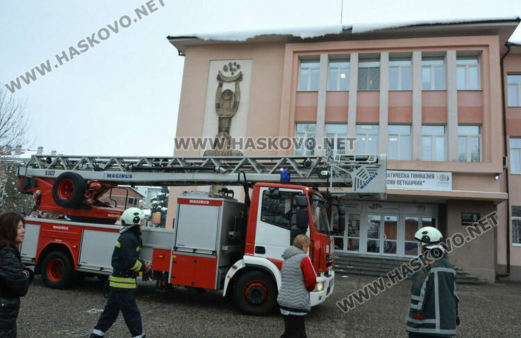 Пожарникари почистиха надвиснал сняг над входа на ПМГ–Хасково